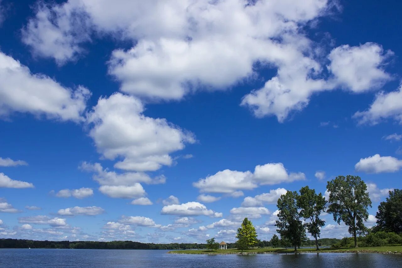 Летнее небо с облаками. Летние облака. Облака над озером. Летние облака фото.