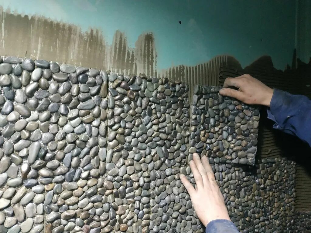 Приклеивание декоративной плитки на стены. Как наклеить камень. Монтаж декоративного кирпича. Самоклеющаяся плитка под камень. Стена из гальки своими руками.