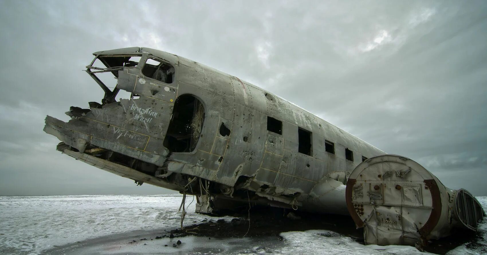 Broken plane. Гнилой самолет. old broken plane. фото разбитого самолета.