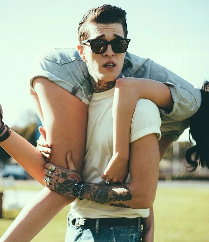 Девушки любят плохих парней мемы. Почему девушки любят плохих парней. Хорошие девочки плохие парни. Анджелина джоли и брэд питт 2005. «захватывающее время», 2013 год.