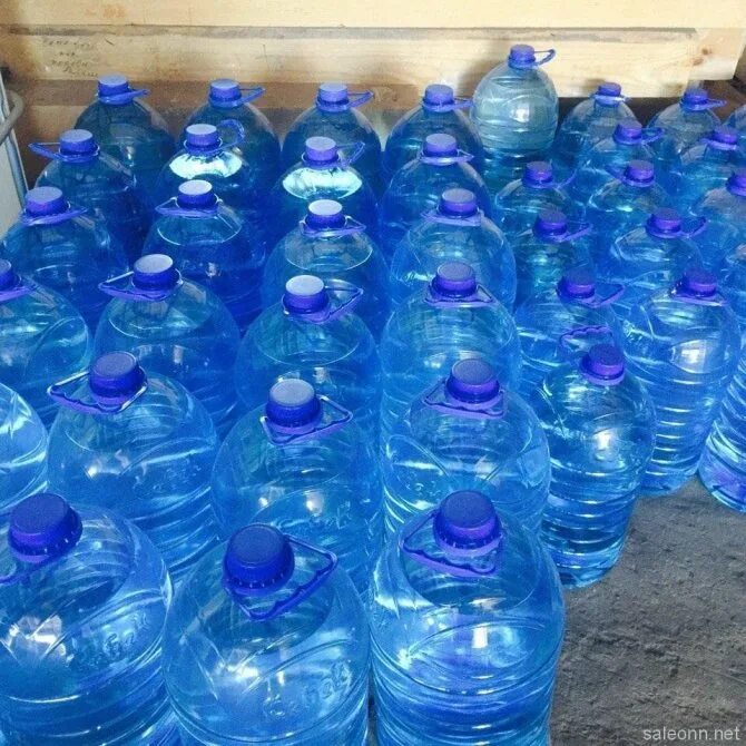 Бутылки под воду 5 литров. Пятилитровая бутылка. Пятилитровый бутыль воды. Много бутылок воды.