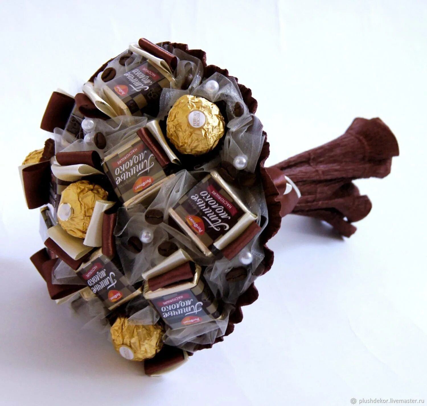 Букет из сникерсов для мужчин. Сладкий букет из шоколадок. Сладкие букеты из киндеров и шоколада. Букет из шоколадок и конфет своими руками. Букет сникерс марс твикс.