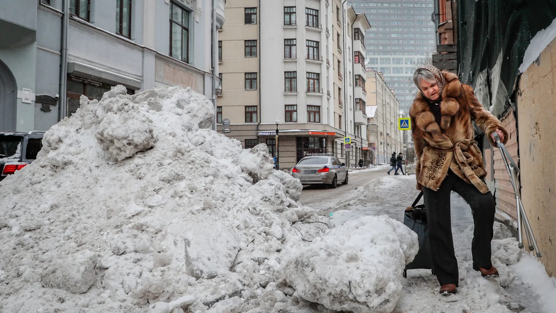 Почему сегодня снег. Сугробы в Москве. Много снега в Москве. Москву завалило снегом. Снег в Москве.