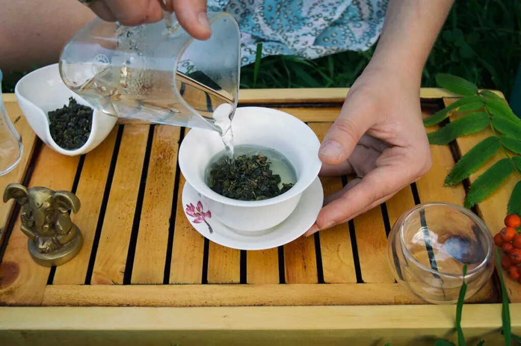 Правильная заварка. Заварка чая. Заваривать чай. Китайский способ заваривания чая. Залить кипятком чай.