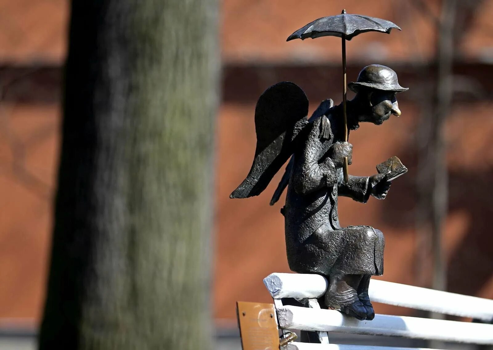 Измайловский сад санкт-петербург. Памятник петербургский ангел. Ангел в измайловском саду в санкт-петербурге. Петербургский ангел измайловский сад наб фонтанки 114. Петербургский ангел измайловский сад наб фонтанки 114.