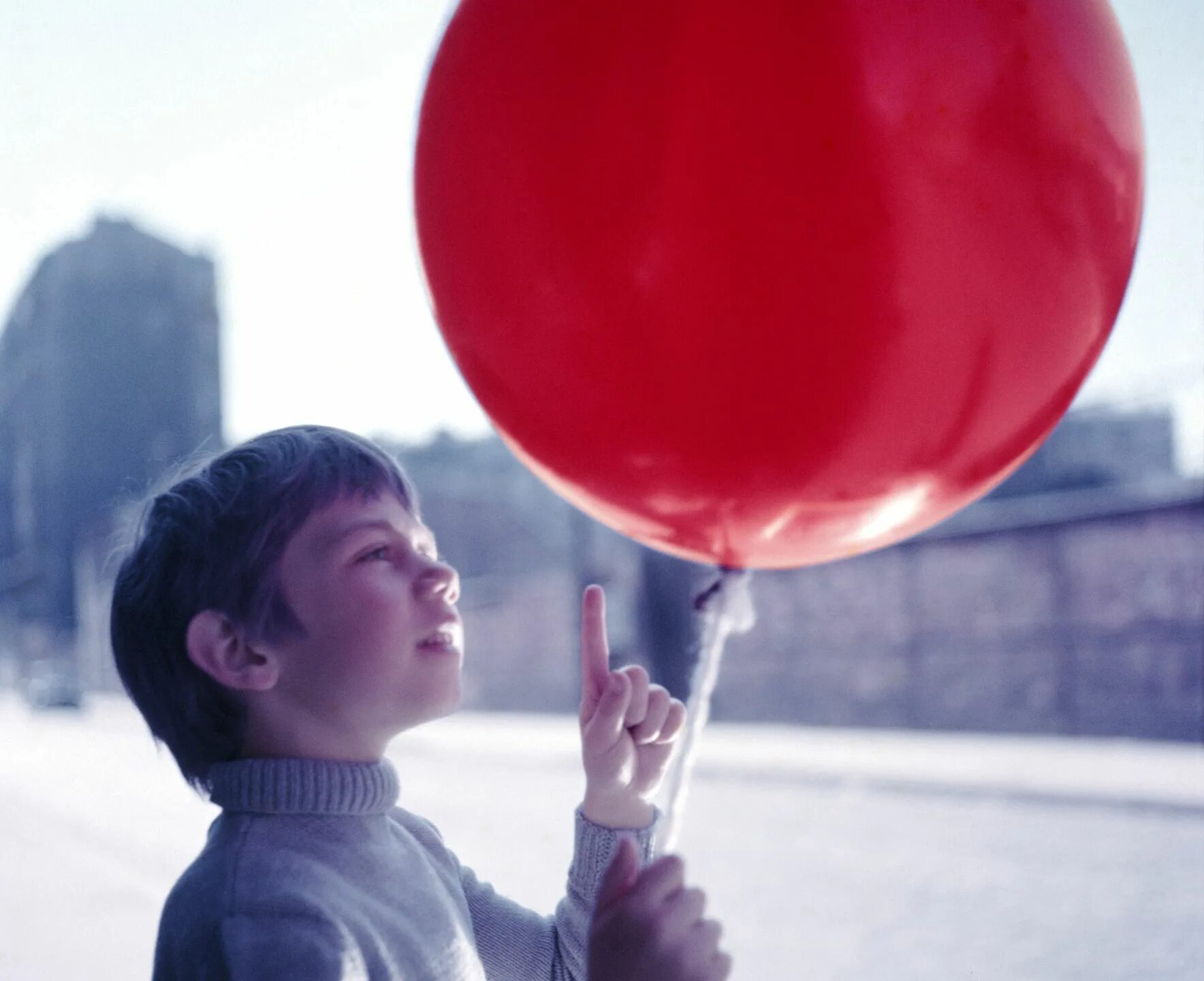 Включи куля. Паскаль Ламорис. Красный шар Ламорис. Шарики воздушные для мальчика.