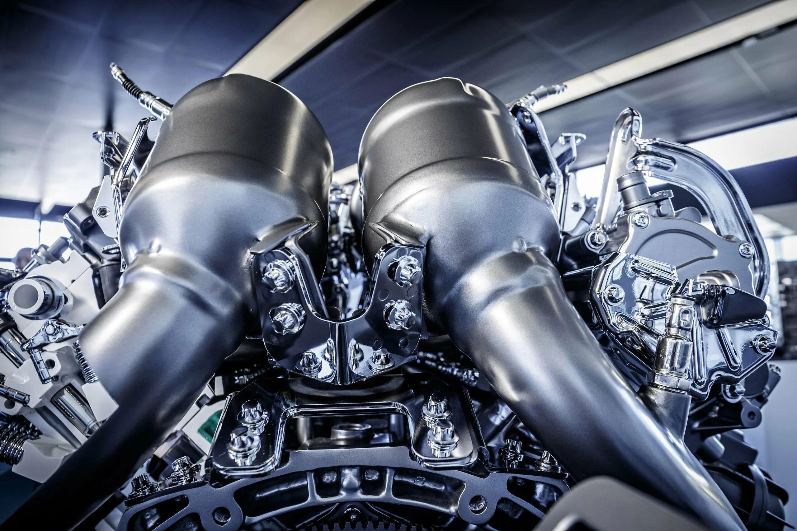 Двигатель фото. Мерседес турбо v8. Мотор v8 битурбо. Mercedes-AMG мотор v8. M177 Mercedes.