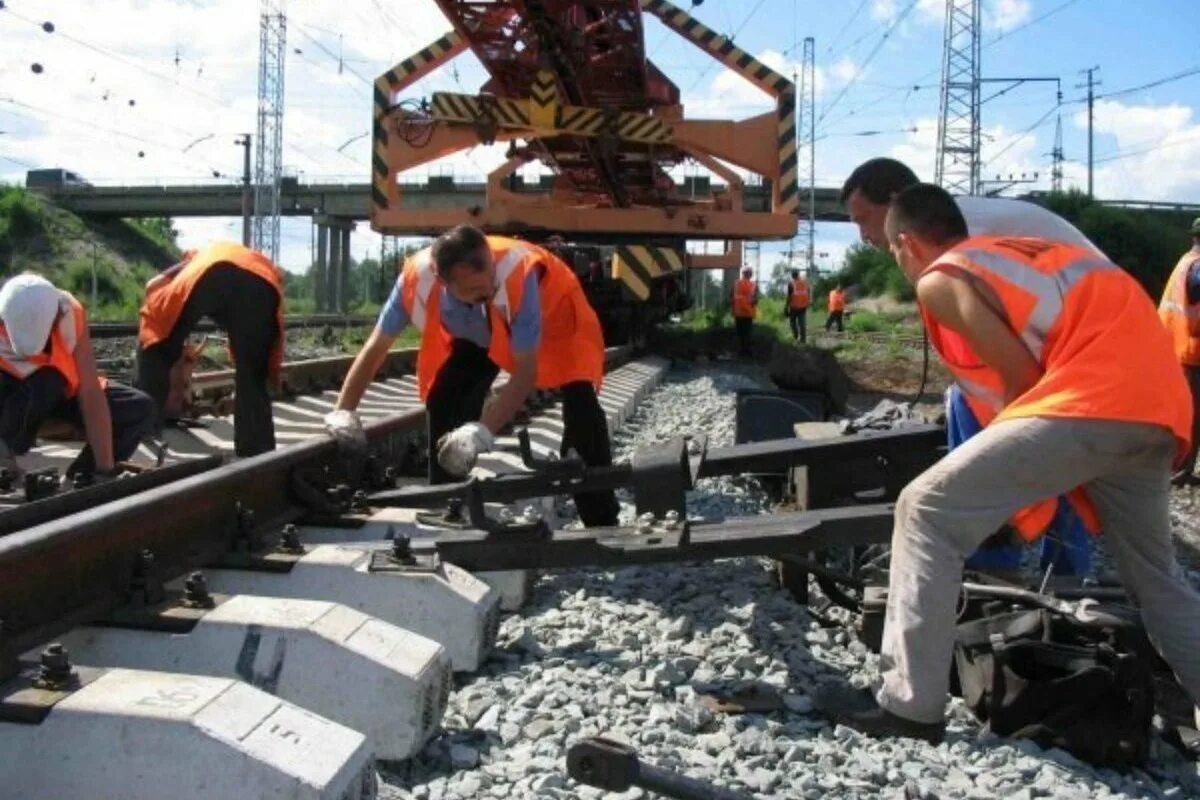 Реконструкция железнодорожного пути. Строительство ЖД путей. Укладка ЖД путей. Реконструкция железной дороги.