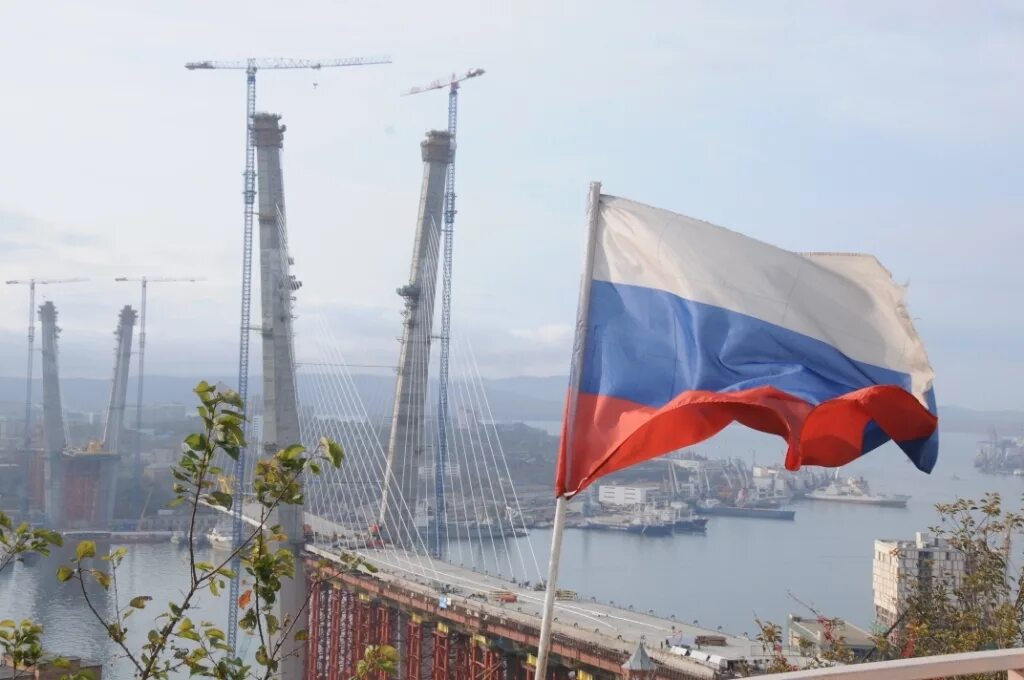 Флаг Владивостока. Флагшток Владивосток. Флаг города Владивостока. Флаг России Владивосток. День россии владивосток