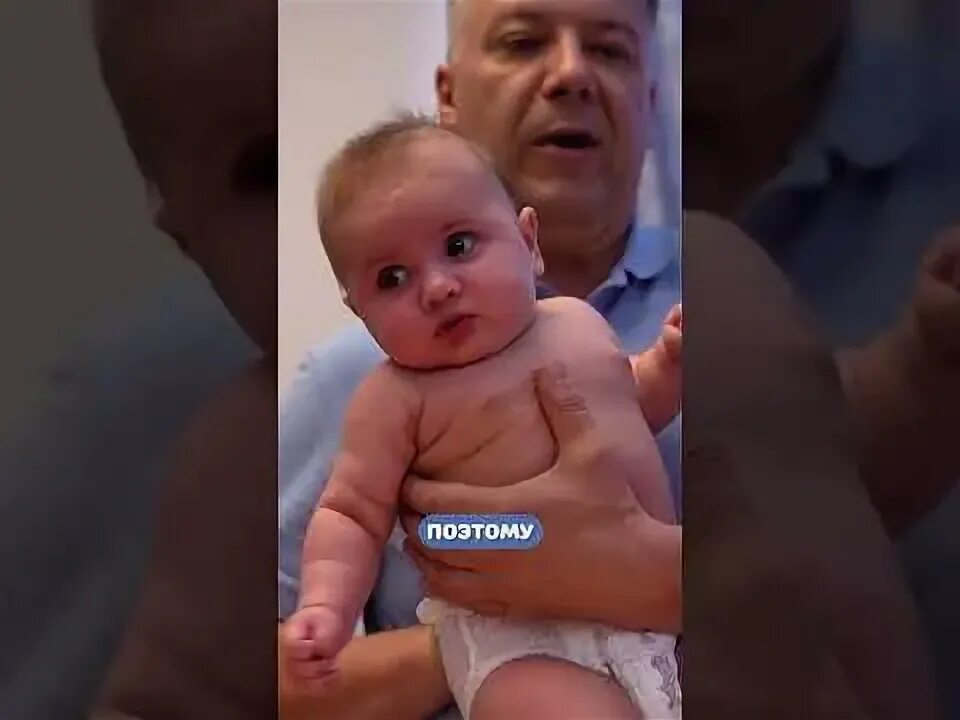Поднимать ребенка за подмышки. Поднимать ребенка за подмышки