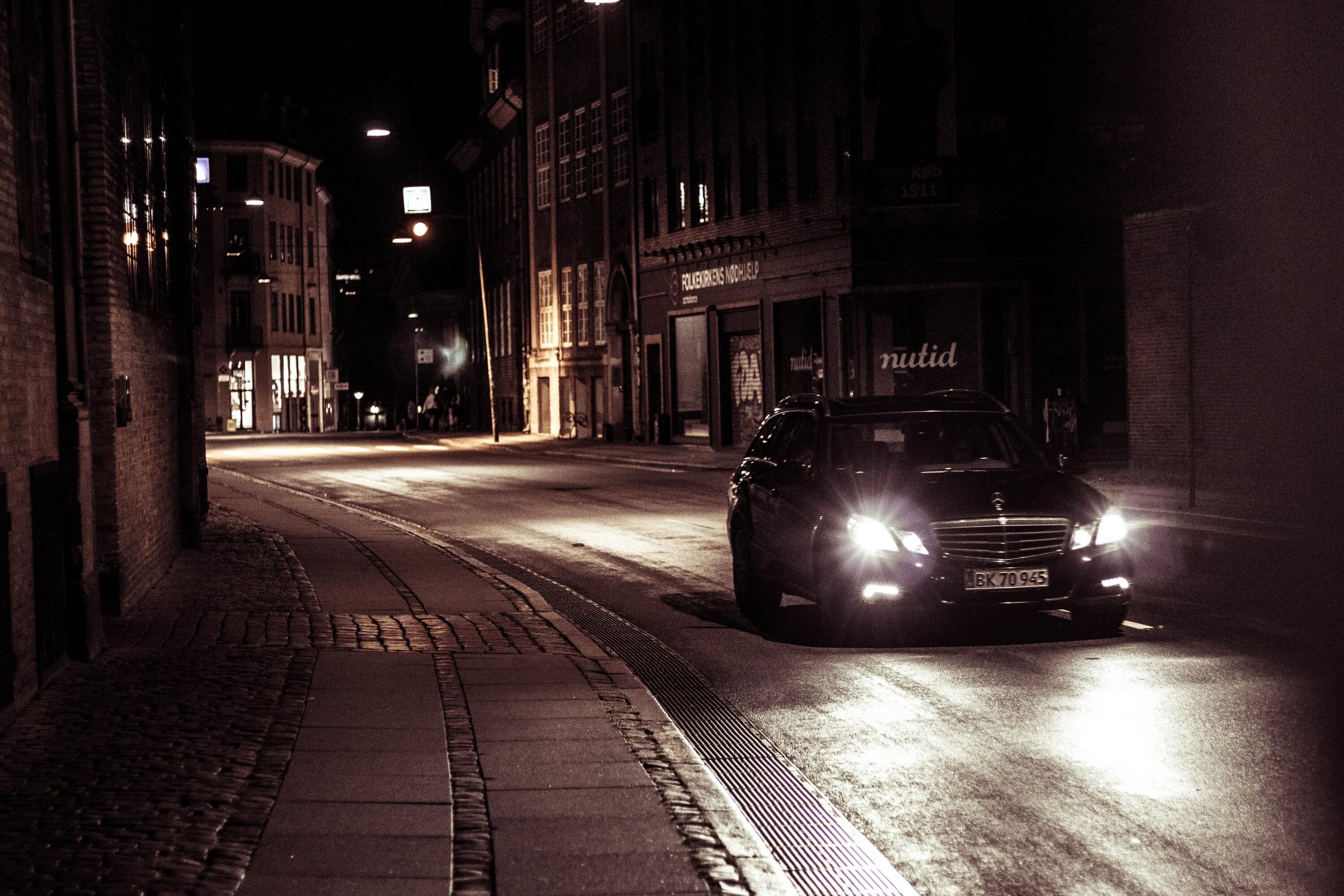 Машина ночью. Ночная улица с машинами. Машина на темной улице. Машина на улице ночью. Ready night