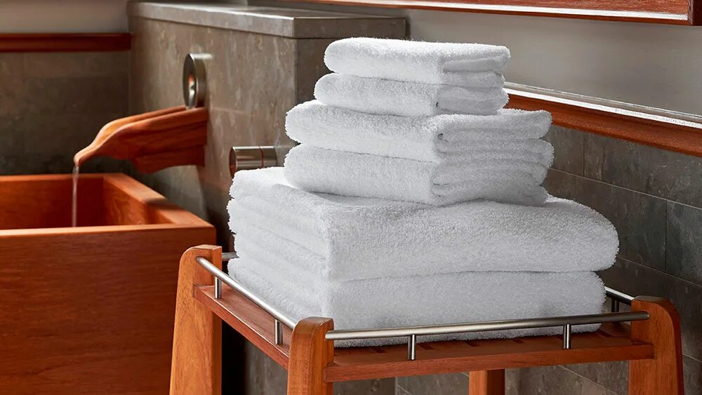 Сколько нужно полотенец. Полотенце. Полотенца в ванной. Стопка полотенец. Полотенца в отеле.