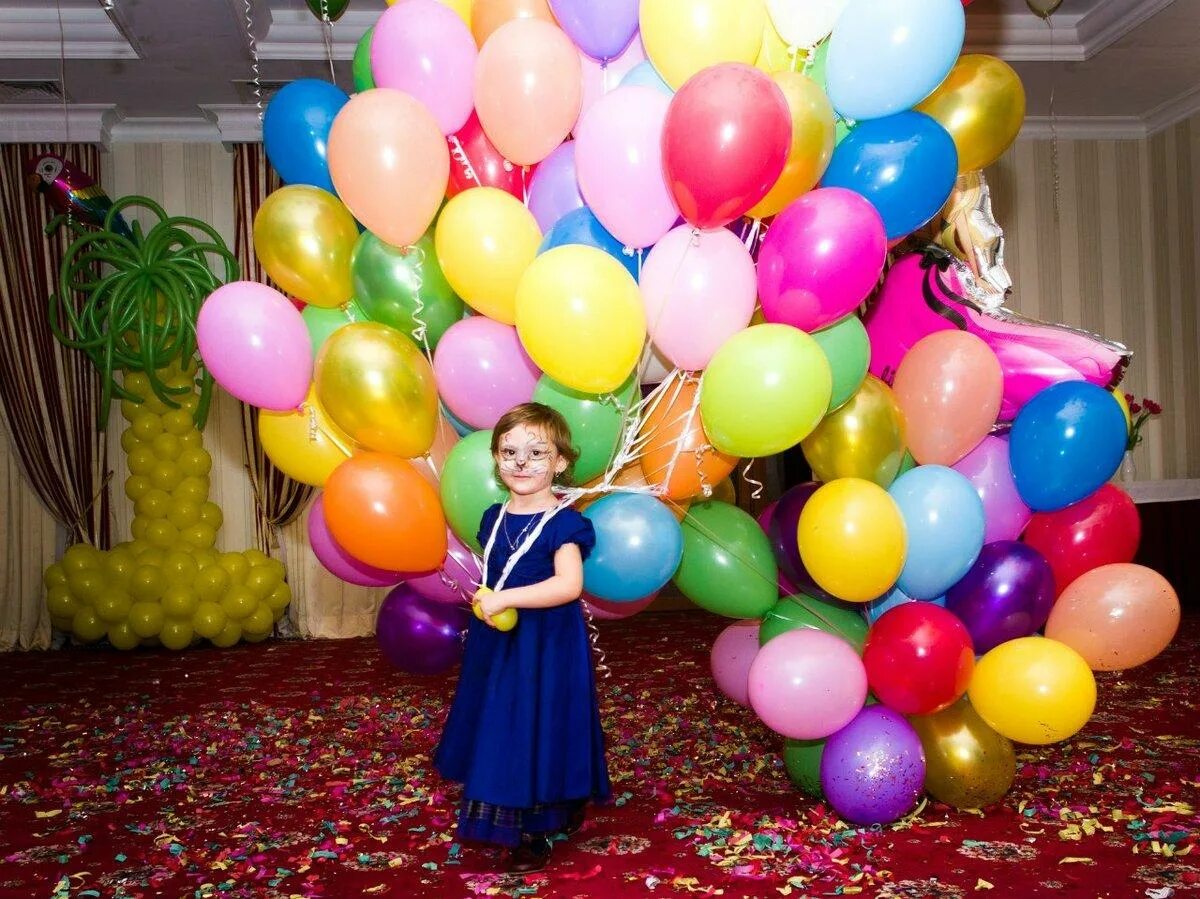Детский праздник шарами. Шары на детский праздник. Шарики праздник. Шарики на детский день рождения. Дети с воздушными шарами.