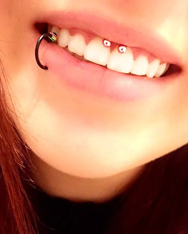 Как выглядит прокол смайл внутри Smiley upper lip piercing image. Looks great Lip piercing, Upper lip piercing, L