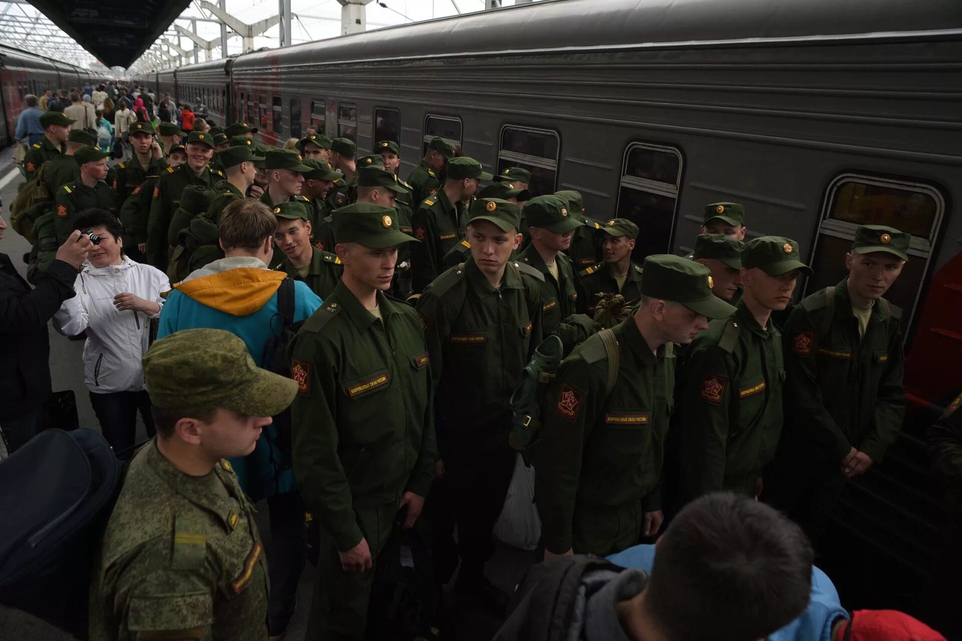 Военный призыв весенний. Призыв в армию. Новобранцы на вокзале. Военные на вокзале.