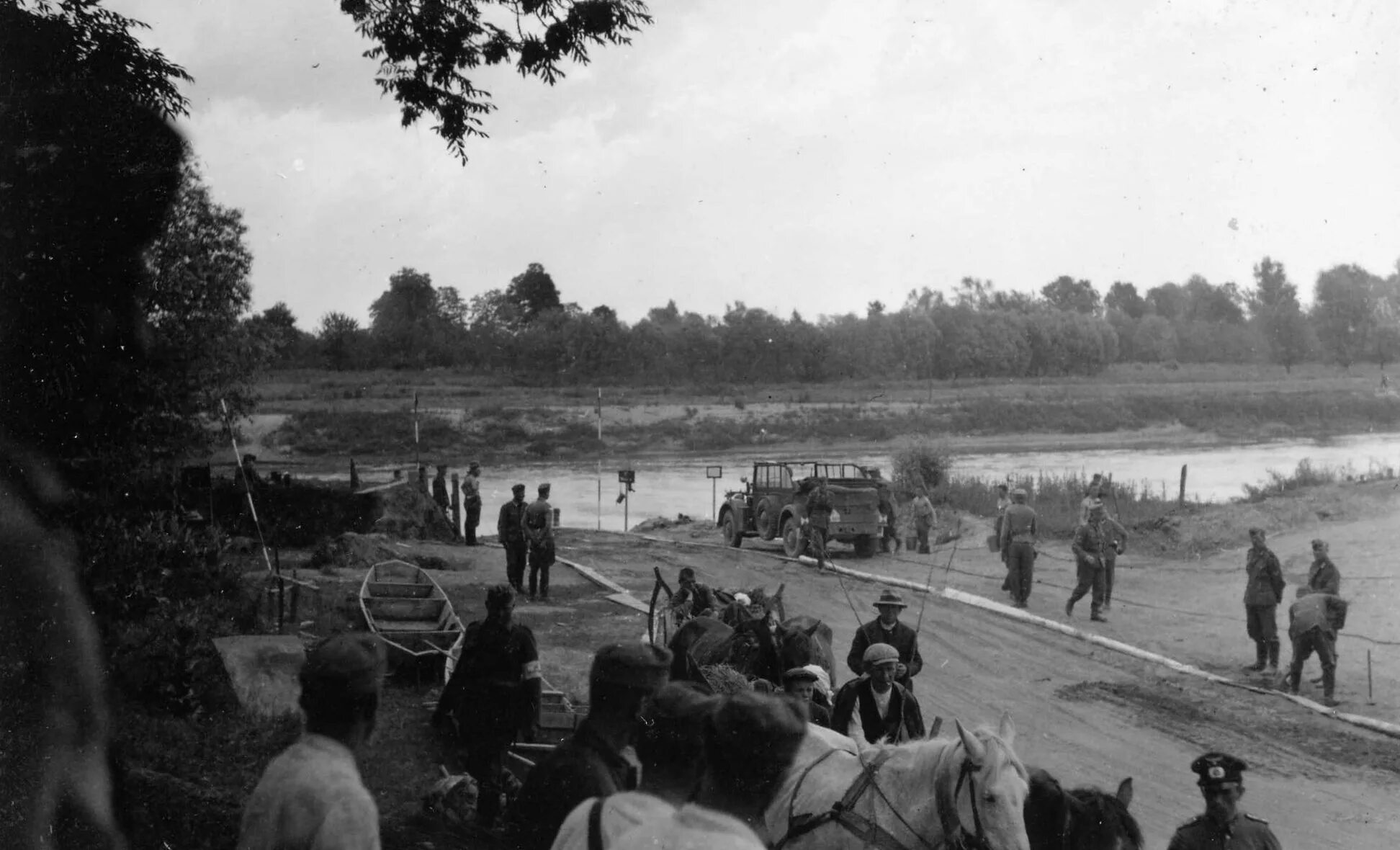 1941 года в мире. 22 Июня 1941 до войны. Перемышль 22 июня 1941. Переправа немцев через реку Буг 1941. Фото начало войны 22 июня 1941 года.