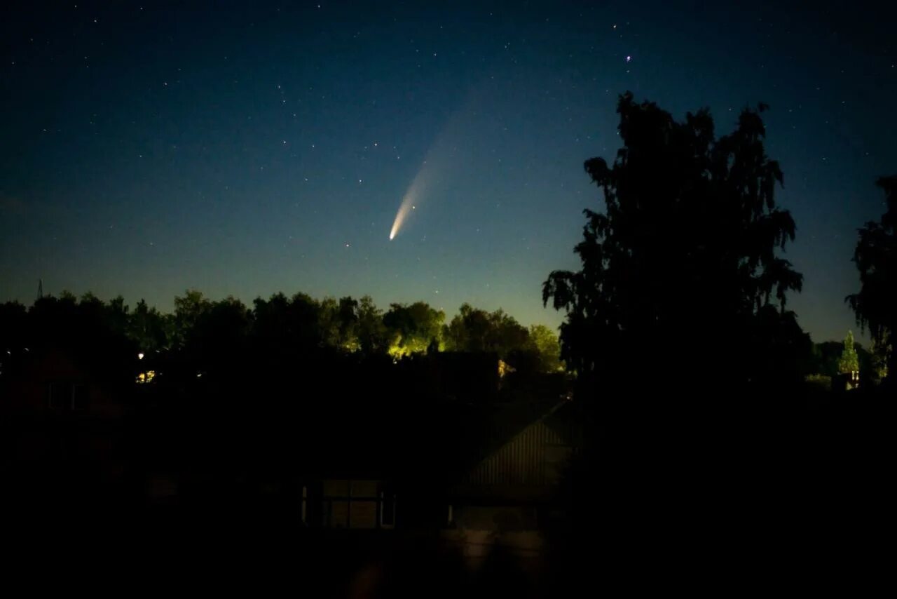 Когда можно увидеть комету в москве. Комета 11 июля 2020. C/2020 f3. Комета над землей 1996 над Томском. Комета Тамбовская область 2022 года.