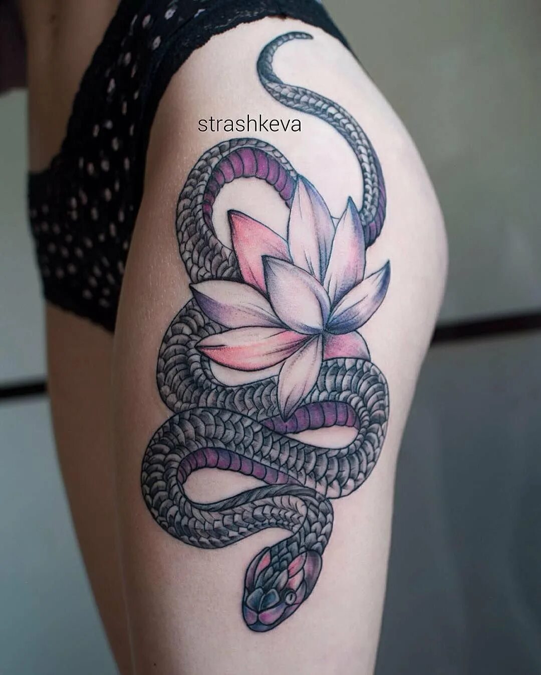 Татуировки змеи для девушек. Тату змея. Тату ь змея. Тату змеи для девушек. Тату змея для девушек.