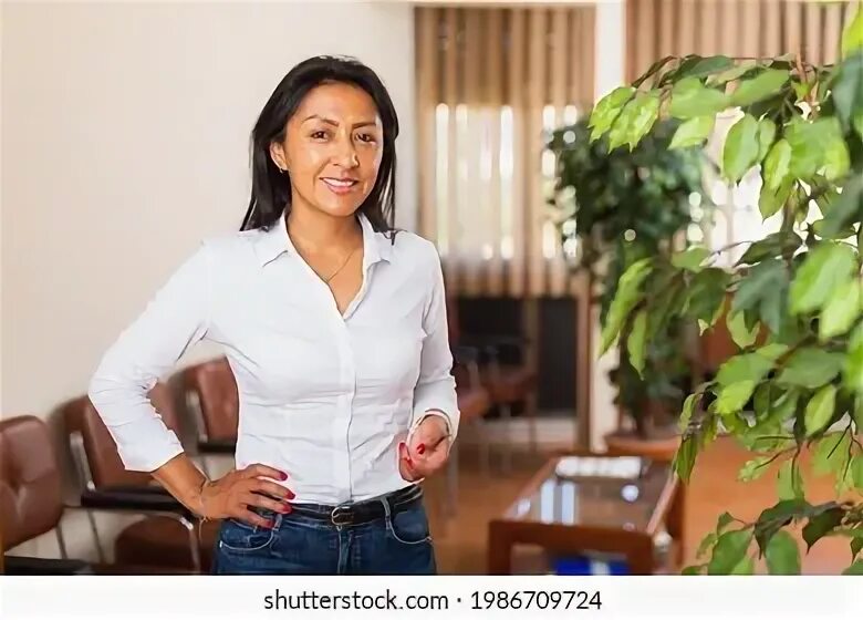 Американская женщина на работе. Офис менеджер. Latina office. Нигерия офисы. Девушка.