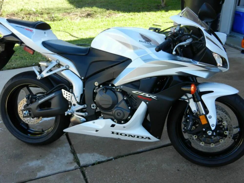 Honda cbr600rr. Хонда СБР 600. Honda CBR 600 кубов. Honda CBR 600 белая.