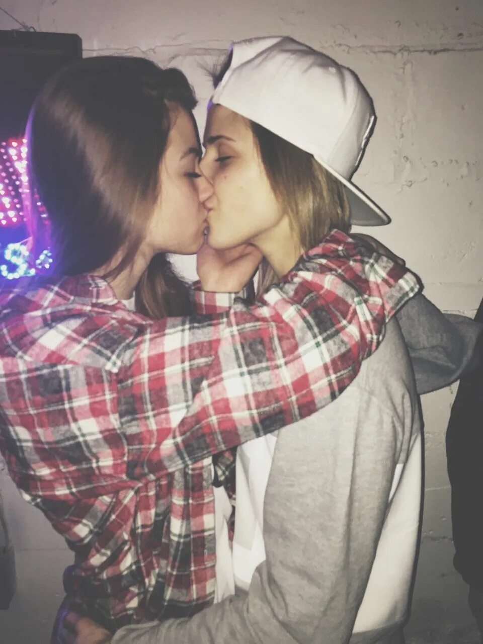 Девочки с другом целуются. Поцелуй девушек. Поцелуй девушки с девушкой. Девушки целуются. Две подруги ЛГБТ.