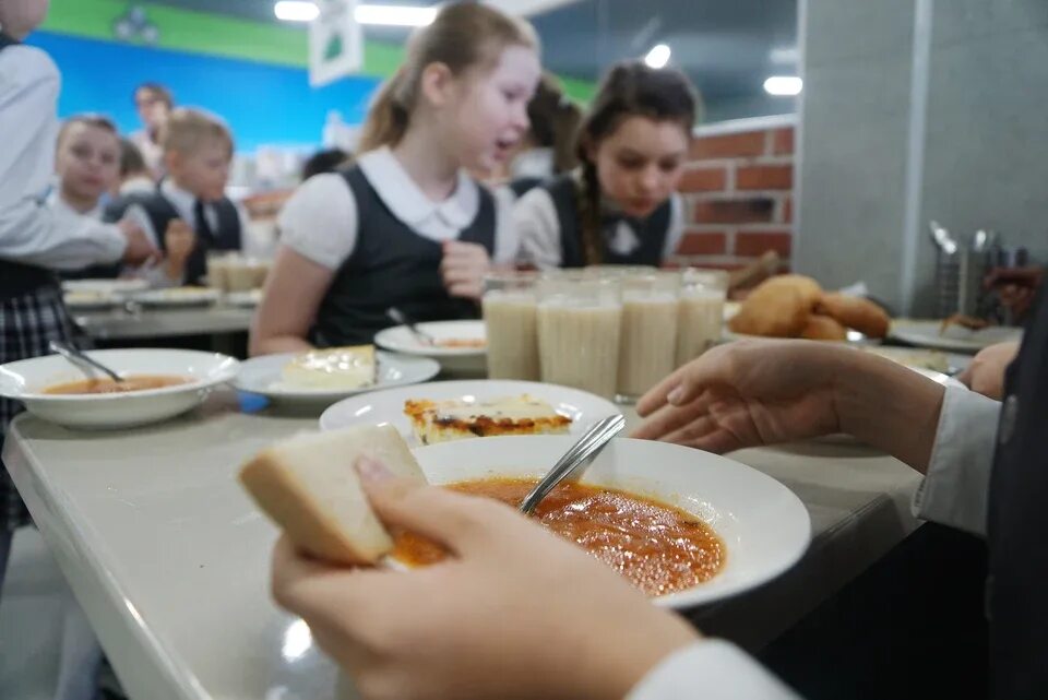10 лет в обед. Горячее питание в школе. обед в школе. еда в школьной столовой. школьная столовая.