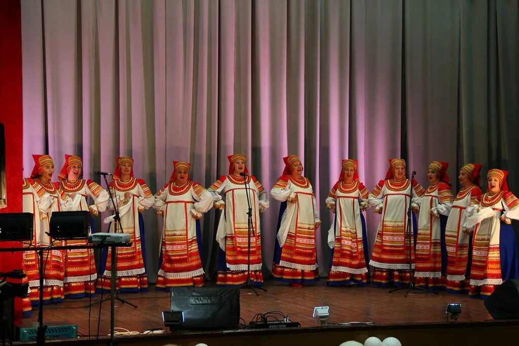 Руководитель сельского дома культуры. Сельская местность россии. Тюкалинский район деревня. Участок 10 гектар. 25 сельских.