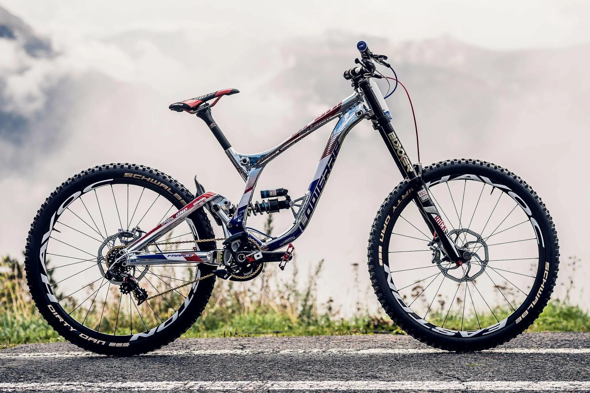Какой велосипед выбрать для города и бездорожья. Lapierre dh велосипед. lapierre downhill. lappiere 2008. mcls велосипед.