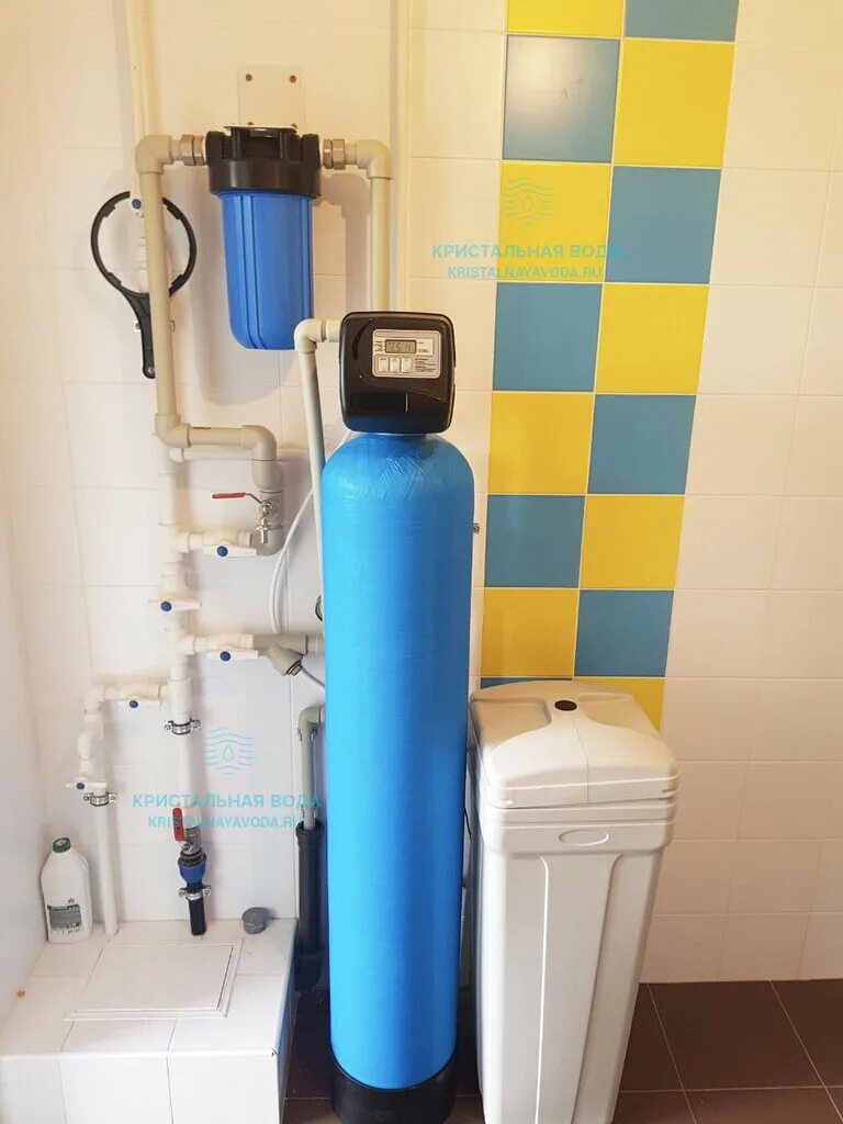 Монтаж установки умягчения воды. Система водоочистки для загородного. Система очистки дома. Водоочистка в частном доме. Фильтры для воды в коттедж.