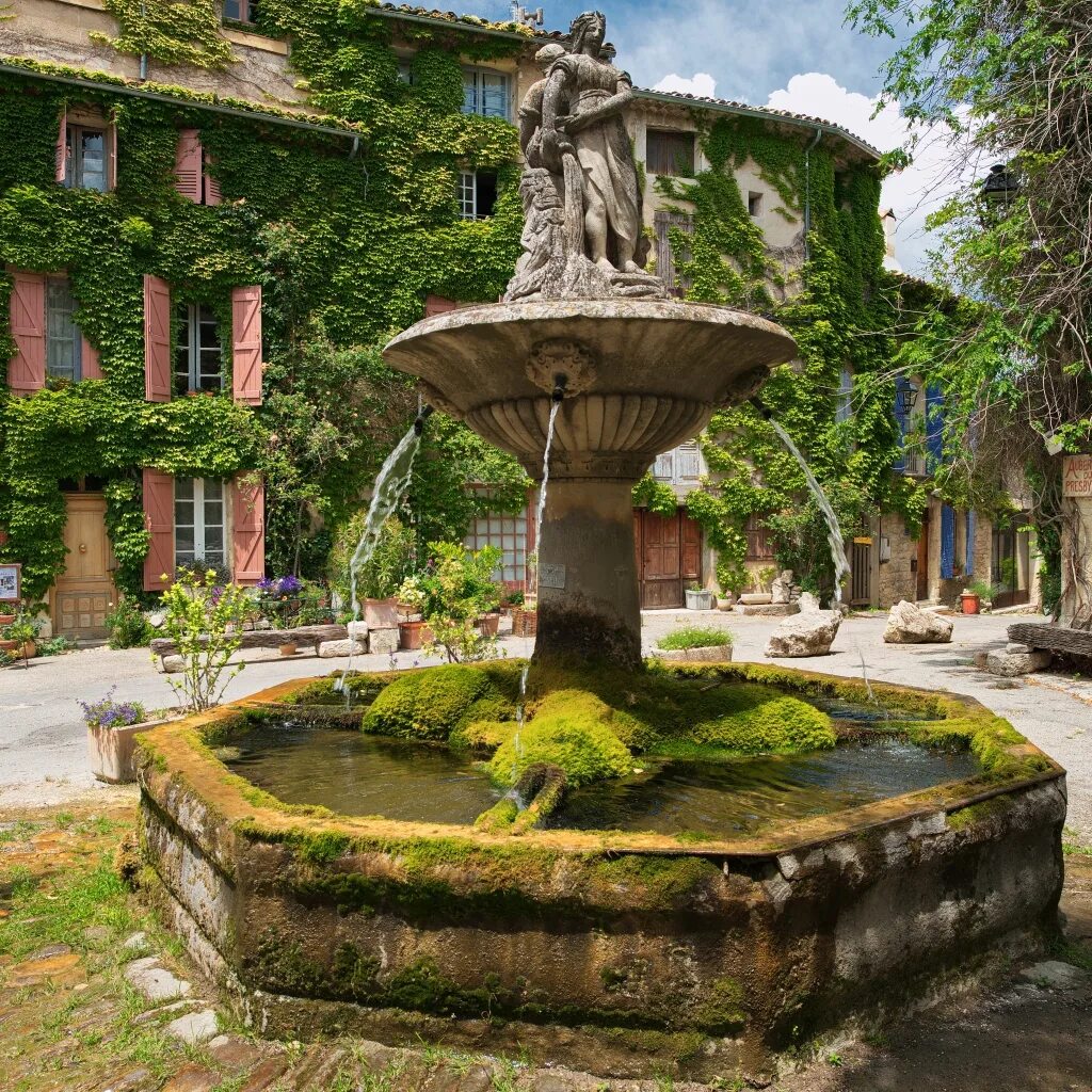 Фонтаны во дворах москвы. Красивый двор с фонтаном. Деревня сеньон франции фонтан. Ростов-на-дону фонтан цапли парк горького. Фонтан на заднем дворе.