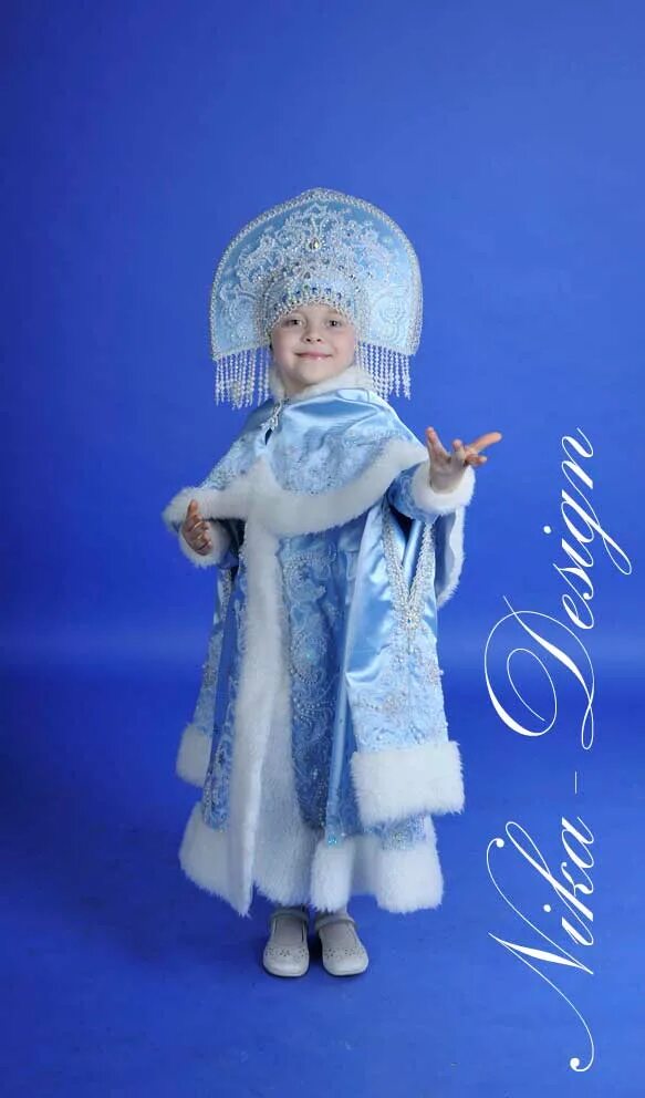 Карнавальные костюмы карнавалия снегурочка плюшевая синяя. Дед мороз и снегурочка из мультфильмов. Дети в костюмах деда мороза и снегурочки. Снегурочка маленькая девочка. Костюм "снегурочка русская".