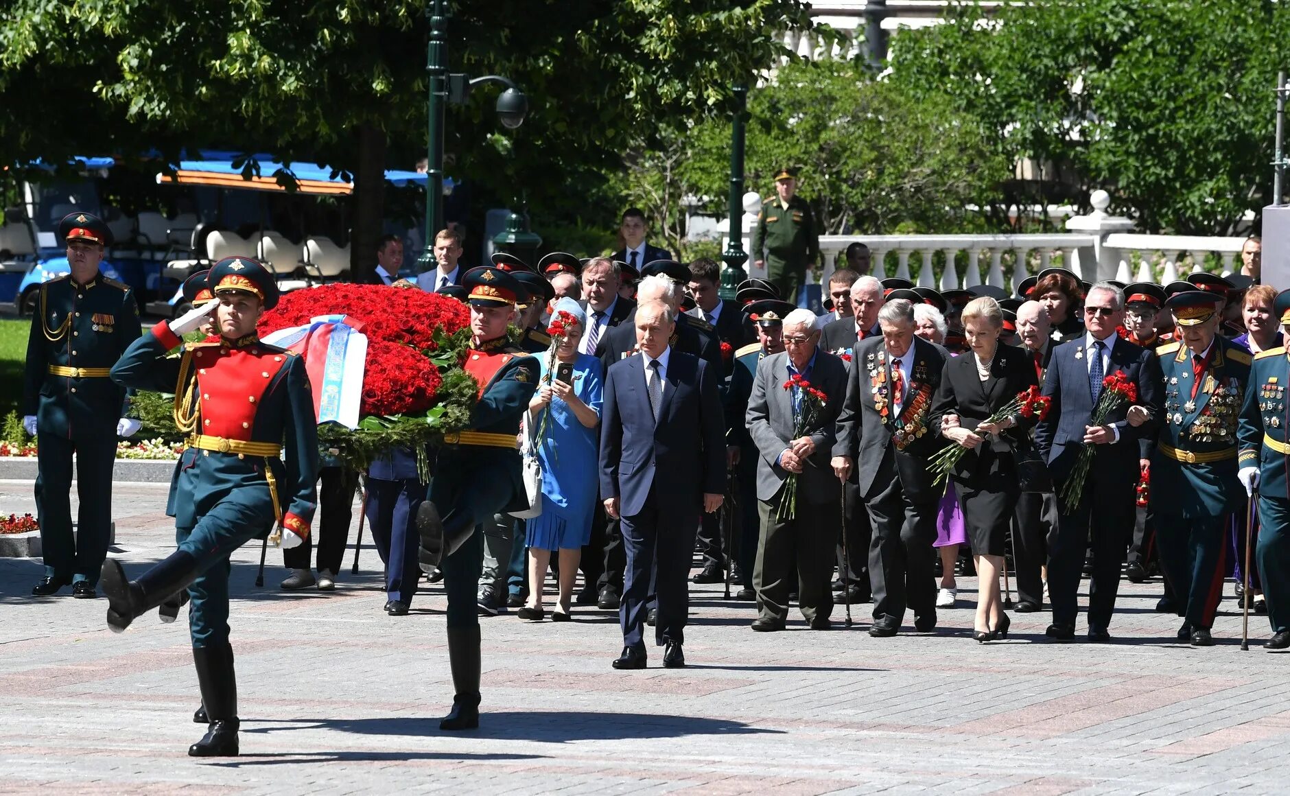 22 июня 2012. Возложение цветов к могиле неизвестного солдата 22 июня. Церемония возложения цветов к могиле неизвестного солдата. Возложение венков к могиле неизвестного солдата.