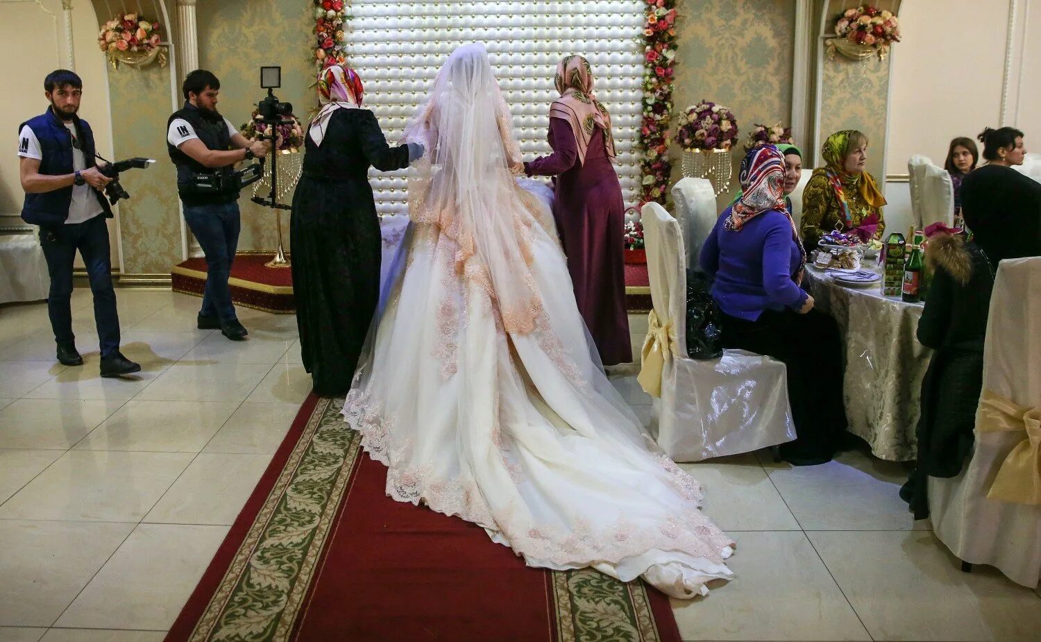Чеченская свадьба. Свадьба в Чечне. Чеченские Свадебные платья. Кавказские Свадебные платья.