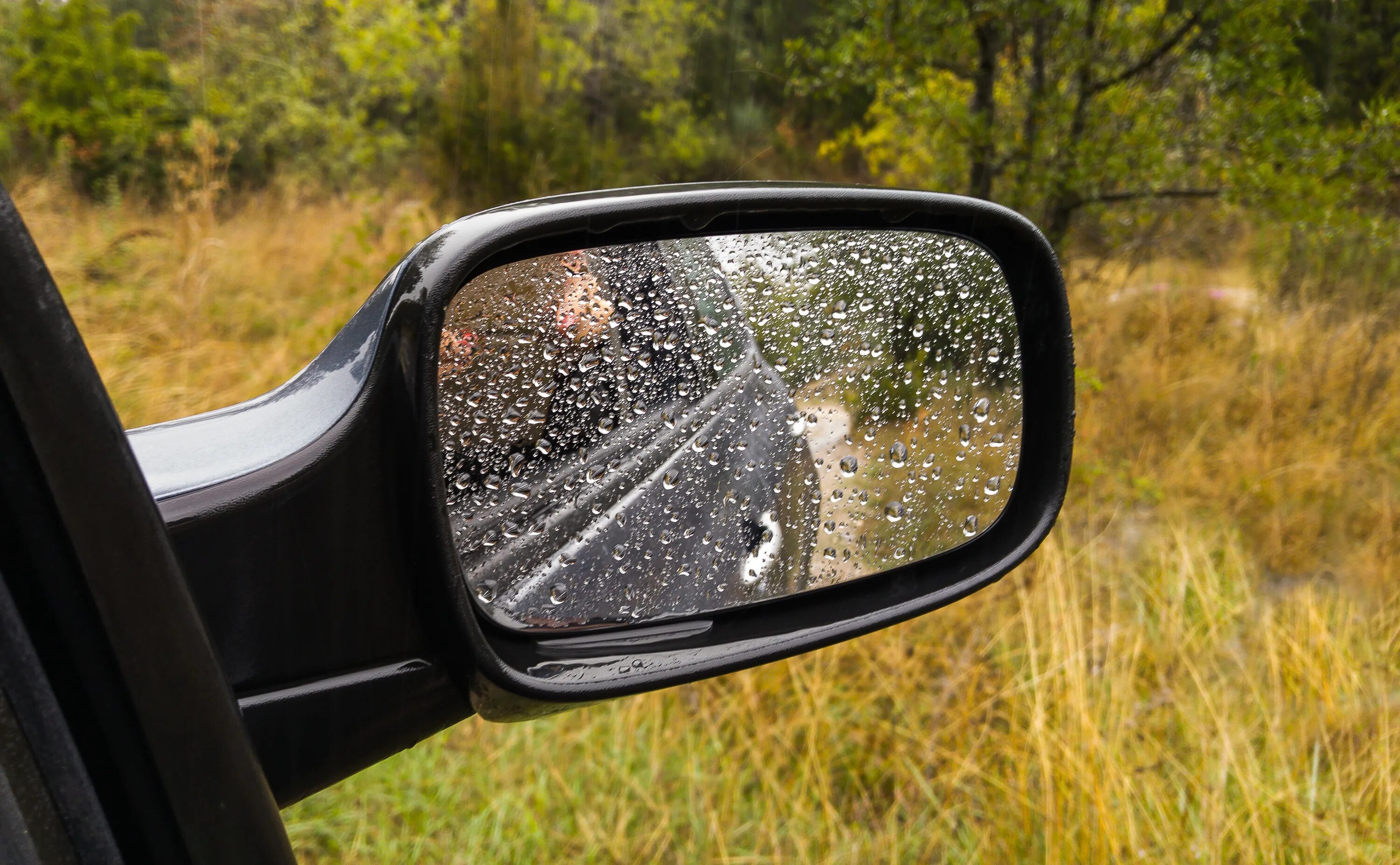 Новая жизнь зеркалу. Зеркало автомобильное боковое. Зеркало в машине. Вид в боковое зеркало машины.