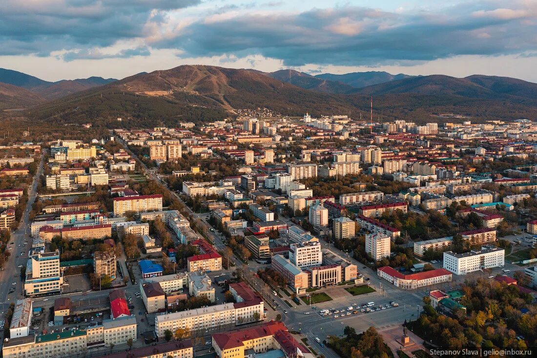 Южно сахалинск картинки. Город южно-сахалинск. южно-сахалинск. южно-сахалинск осень. сахалинск.