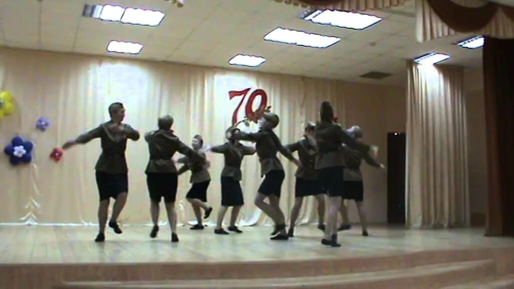 Патриотический танец видео. Танец на дорожке. студия танца многоточие иваново. танец на военной ассоциации зарубежем. показать танец дорожка фронтовая.