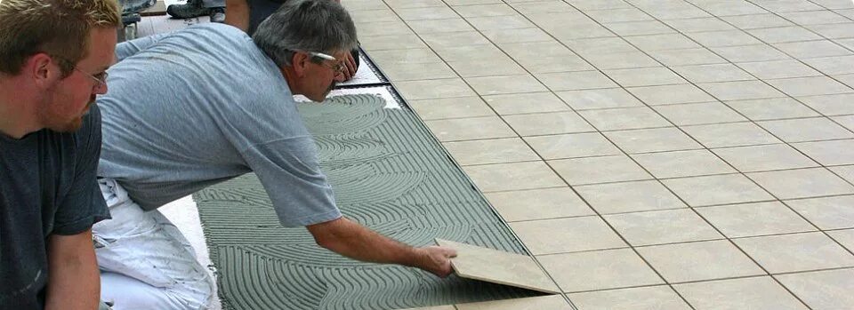 Профессия облицовщик плиточник. Облицовщик плиткой. Внутренний угол для плитки. Плитка метро грация керамика. Плиточник 4.