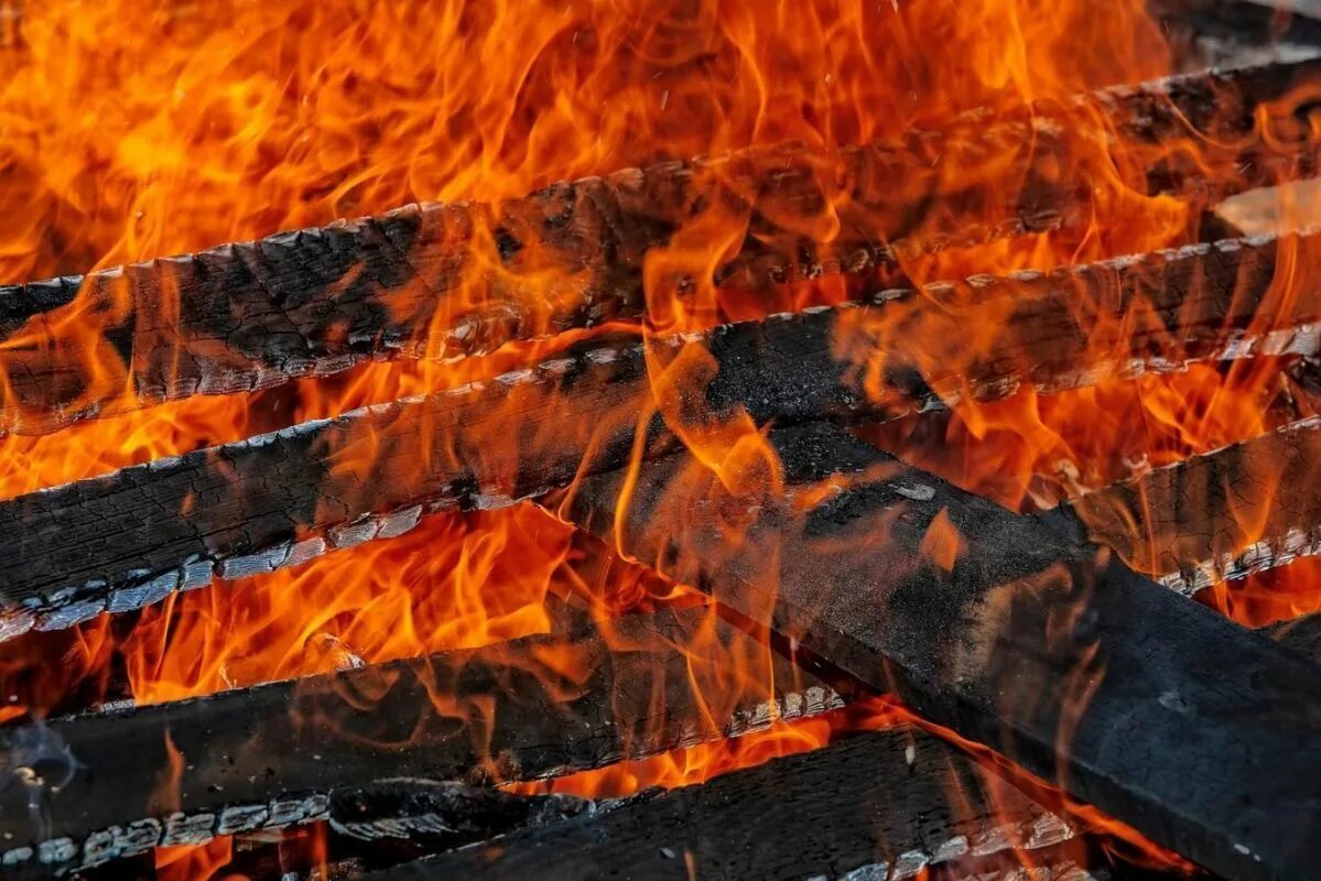 Башня огня. Город в оранжевых огнях. Горит ли. Пожары в калифорнии. Горение шоколада.