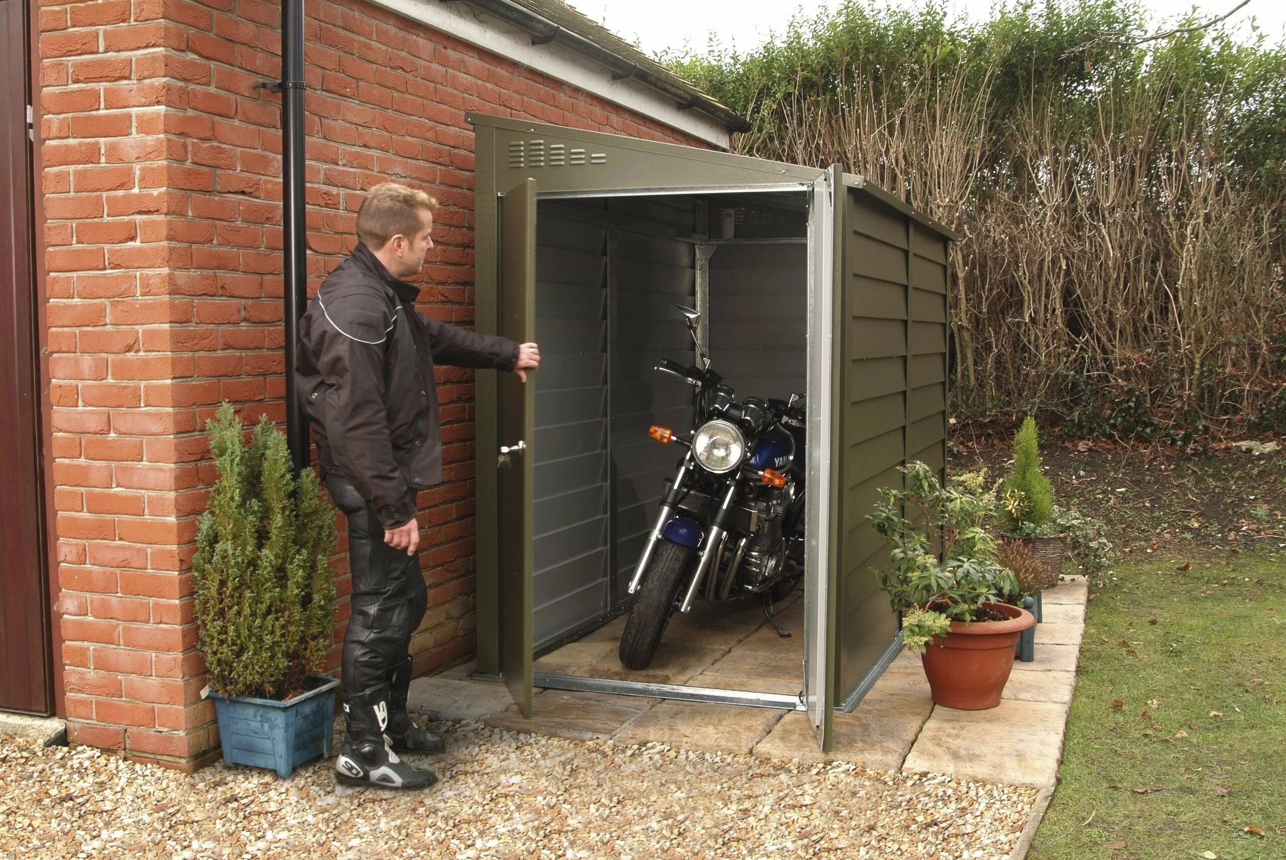 Веломастерская в гараже. Домик для велосипедов. Веломастерская в гараже. Мини гараж для велосипеда. Гараж для автомобиля.