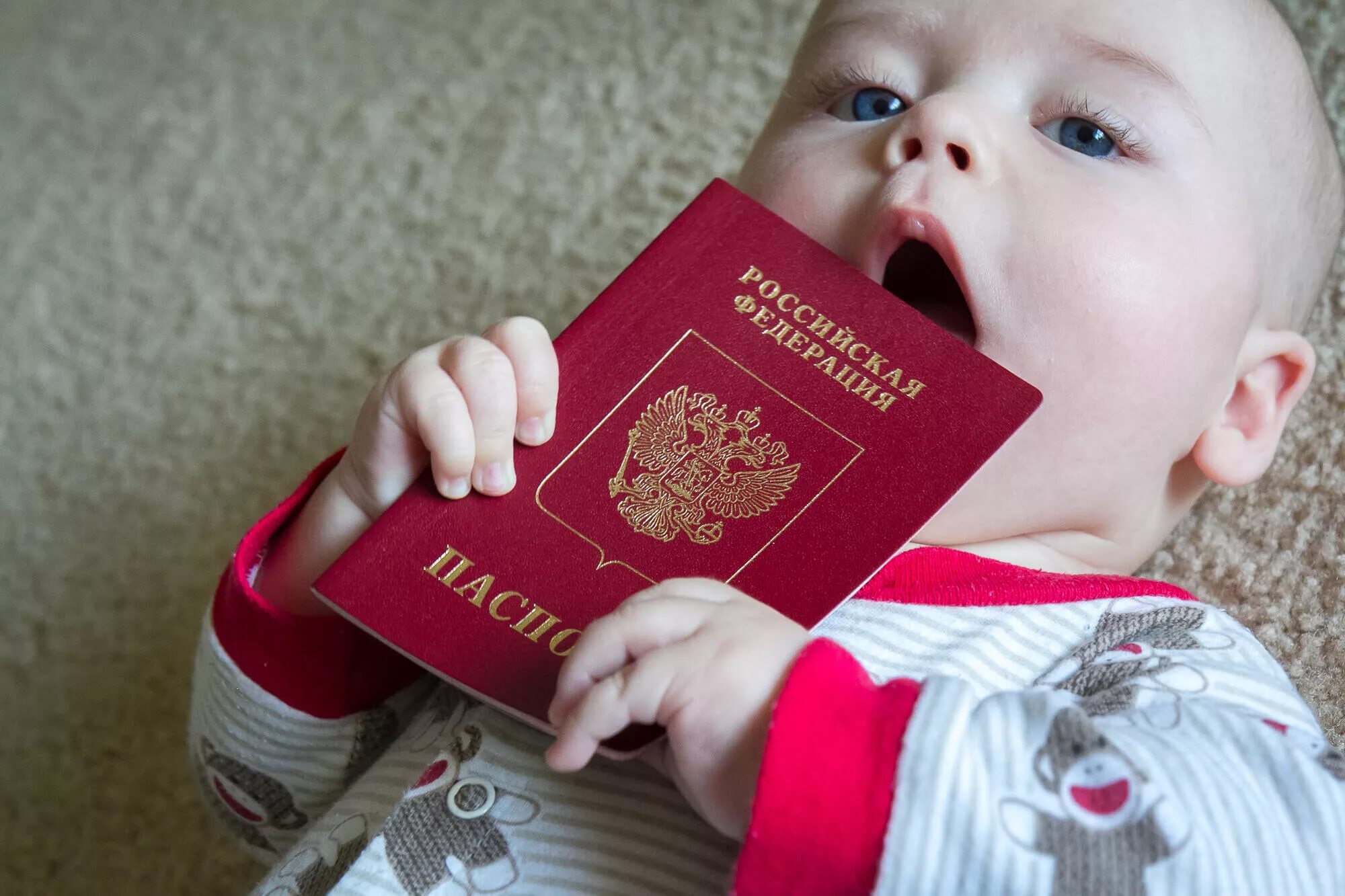 Граждане получившие гражданство. Дети в паспорте. Гражданство ребенка. Загранпаспорт для младенца. Гражданство России.