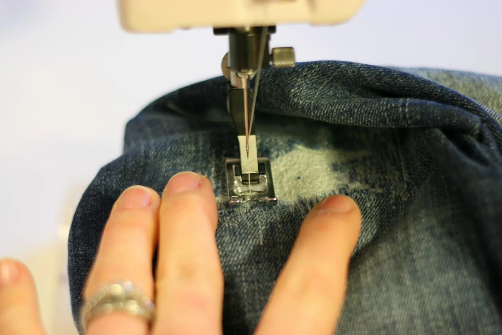 Джинсовая заплатка. Заплатка на джинсы между ног. Заплатки на одежду детские. Декоративные заплатки на джинсы. Красивые заплатки на джинсы.