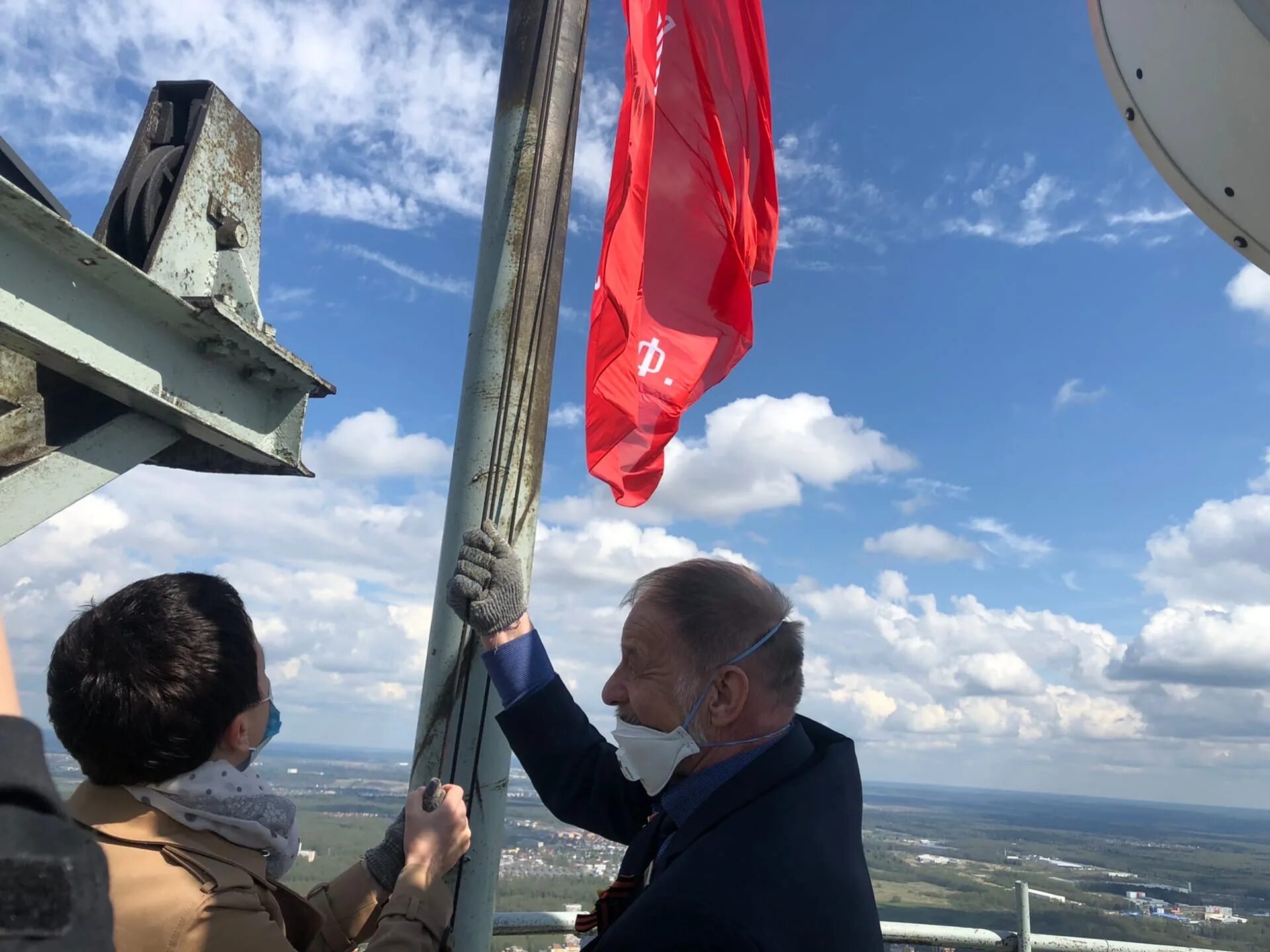 Поднятие знамя. Знамя Победы Обнинск. Обнинск Знамя Победы метеовышка. Поднятие Знамени Победы. Подняли Знамя Победы.