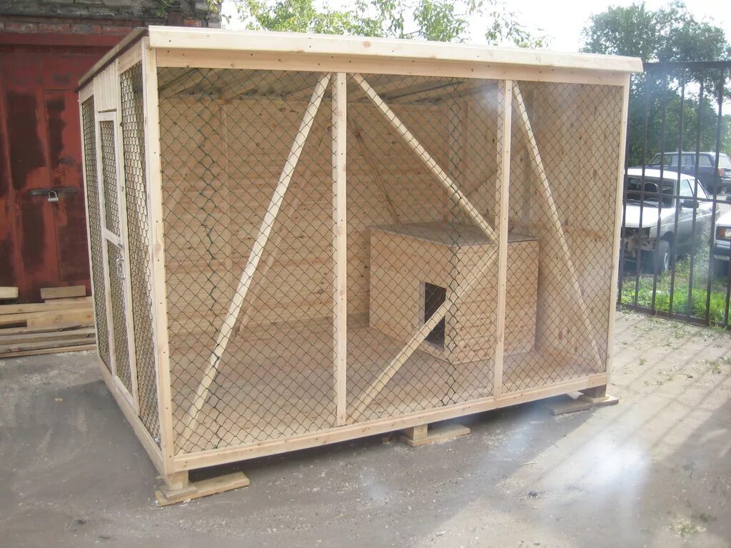 Деревянный вольер для собаки. Вольер для собаки 5х2. Вольер для собак. Вольер для собаки из дерева. Деревянный вольер.