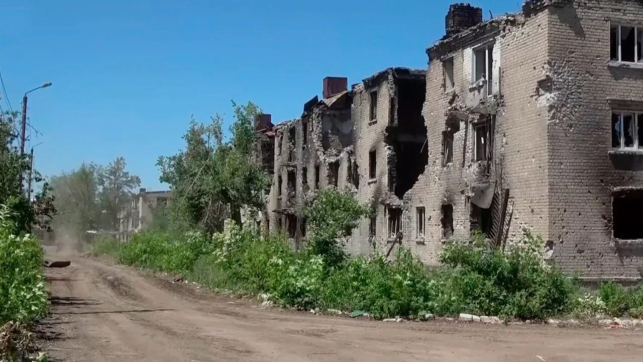 Бахмут руины. Донецк 2014 руины. Разрушенное здание. Стадион докучаевск. Донбасс руины.