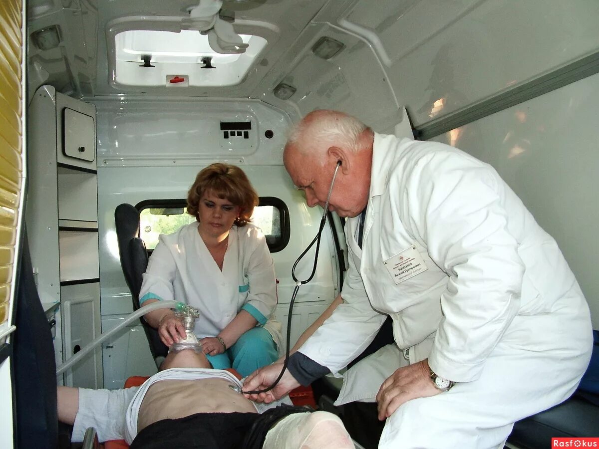 фельдшер скорой медицинской помощи. на скорой в больницу с ребенком. скорая поликлиника. медики коронавирус скорая. врач скорой медицинской помощи.