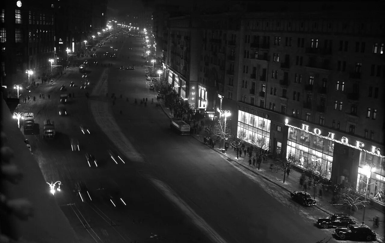 Ночные камеры москва. Москва ссср улица горького 1950-е. улица горького москва 1982. ночная советская москва. улица горького в москве вечером..