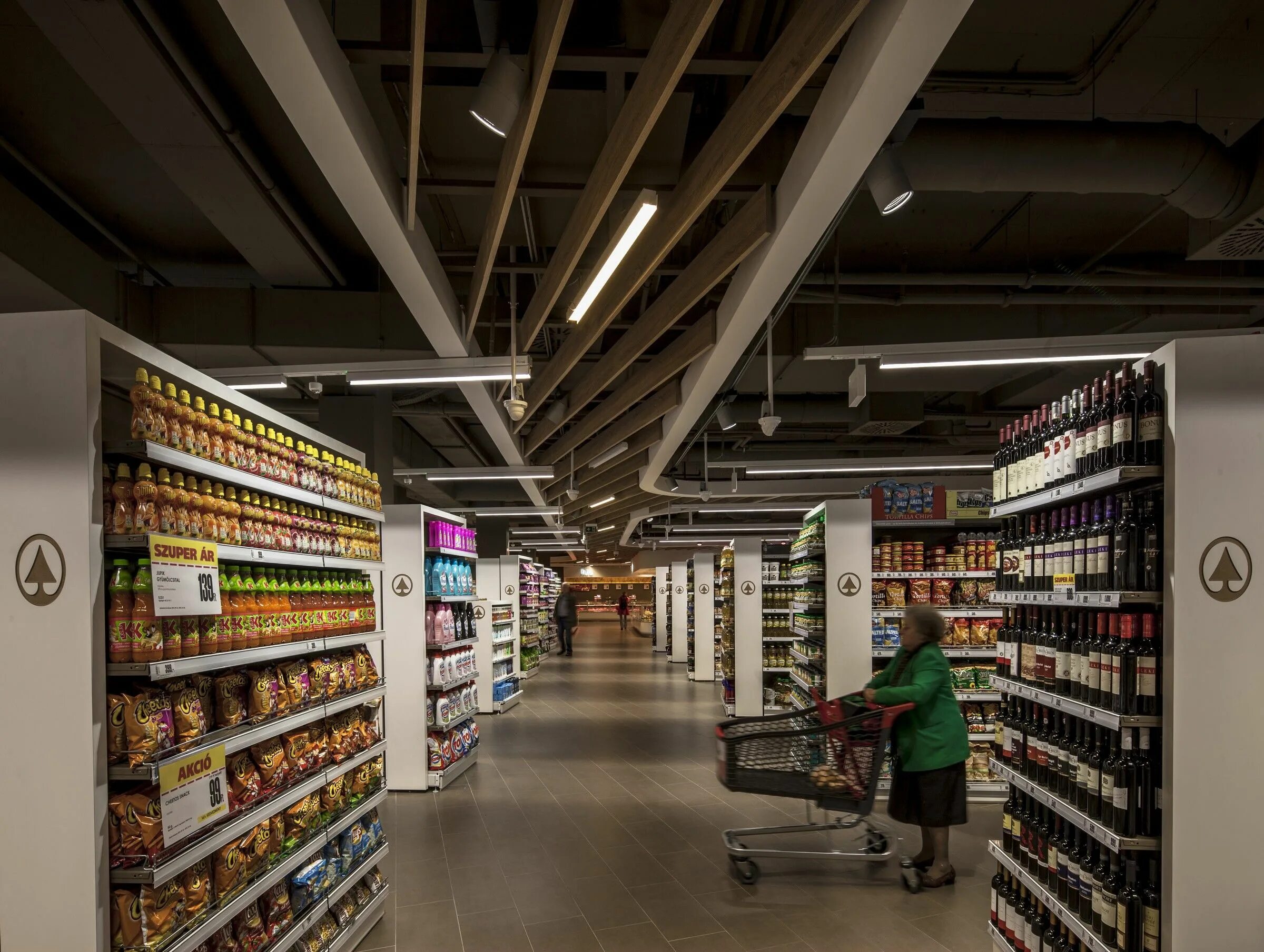 Современный интерьер продуктового магазина. Необычные магазины. Магазин электроники интерьер. Slabiy store. Современный супермаркет.