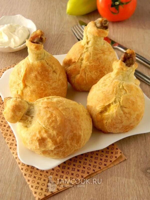 Куриные голени в слоеных мешочках рецепт. Самса с голенью куриной. куриные ножки в мешочке из слоеного теста. курица в мешочке. голень в тесте.