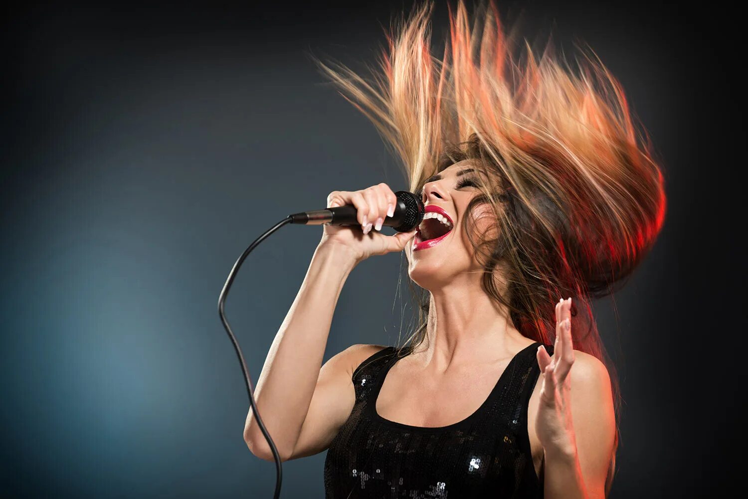 Microphone female rock singer. Метал концерт. Музыкант в темноте. Rock vocal. Дельфин певец эстетика.