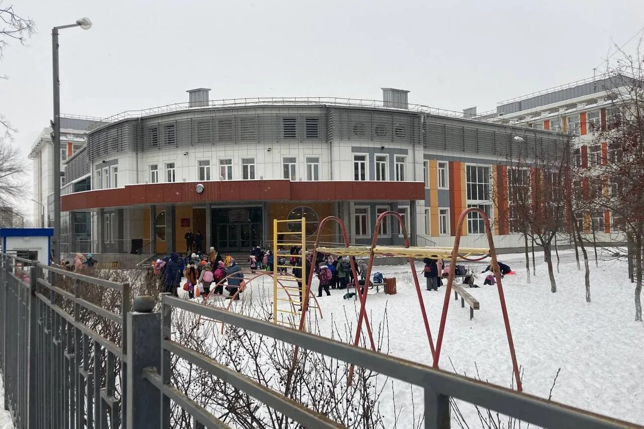 Идут ли дети в школу сегодня тюмень. Школа 72 тюмень. школа 82 тюмень. школа 44 тюмень. школа 56 тюмень.